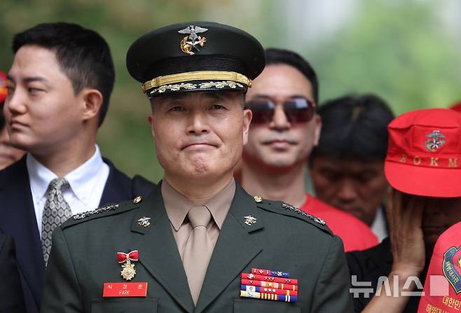 [서울=뉴시스] 김진아 기자 = 해병대원 순직 사고와 관련해 항명 등 혐의를 받는 박정훈 대령(전 해병대 수사단장)이 27일 서울 서초구 서울고등법원에서 열린 항소심 2차 공판에 출석하고 있다. 2025.06.27. bluesoda@newsis.com