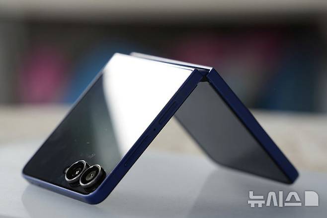 [뉴욕=AP/뉴시스] 9일(현지 시간) 미국 뉴욕 브루클린 듀갈 그린하우스에서 열린 갤럭시 언팩 2025에서 삼성 '갤럭시 Z 플립7'이 공개되고 있다. 2025.07.10.