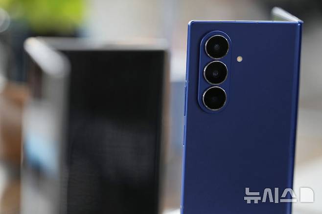 [뉴욕=AP/뉴시스] 지난 7일(현지 시간) 미국 뉴욕에서 열린 삼성전자 프리뷰 행사에서 '갤럭시 Z 폴드7'가 전시돼 있다. 2025.07.10.