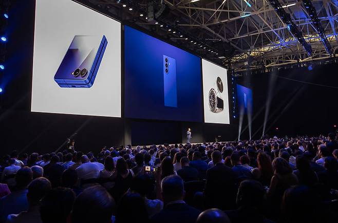 [서울=뉴시스] 9일(현지 시간) 미국 뉴욕 브루클린 듀갈 그린하우스에서 열린 하반기 '갤럭시 언팩 2025'에서 삼성전자 DX부문장 직무대행 노태문 사장이 기조 연설을 하고 있다. (사진=삼성전자 제공) 2025.07.10. photo@newsis.com *재판매 및 DB 금지