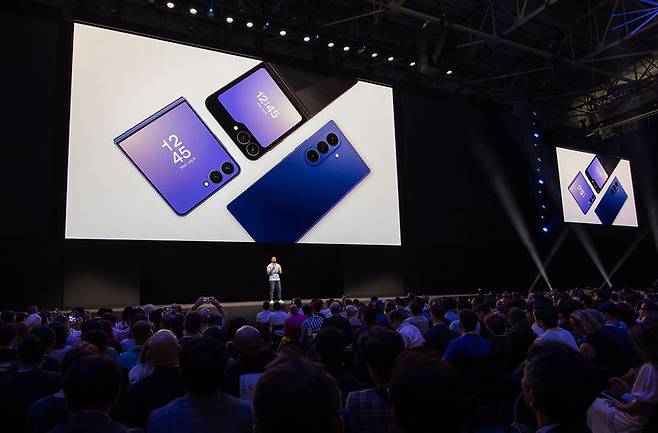 [서울=뉴시스] 9일(현지 시간) 미국 뉴욕 브루클린 듀갈 그린하우스에서 열린 하반기 '갤럭시 언팩 2025'에서 '갤럭시 Z 폴드7', '갤럭시 Z 플립7', '갤럭시 워치8 시리즈'가 공개되고 있다. (사진=삼성전자 제공) 2025.07.10. photo@newsis.com *재판매 및 DB 금지