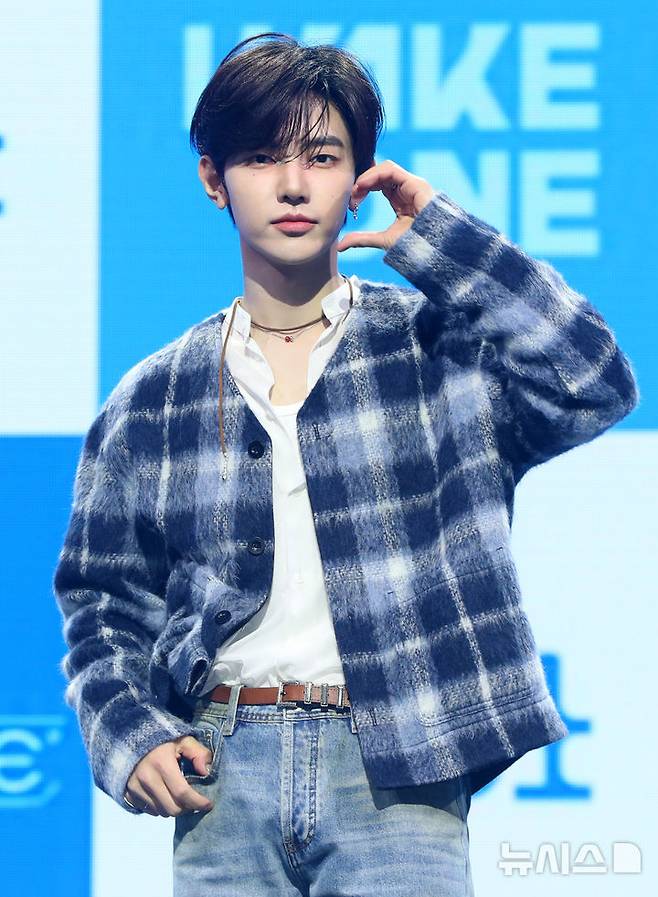 [서울=뉴시스] 김혜진 기자 = 그룹 제로베이스원 장하오가 24일 오후 서울 용산구 블루스퀘어에서 열린 다섯 번째 미니앨범 '블루 파라다이스'(BLUE PARADISE) 발매 기념 쇼케이스에서 포즈를 취하고 있다.타이틀곡 '블루'는 제로베이스원과 글로벌 히트 메이커 켄지(KENZIE)의 두 번째 합작품이다. 시원한 신스 사운드와 감성적인 보컬의 대비가 미스터리한 청량감을 선사한다. 2025.02.24. jini@newsis.com