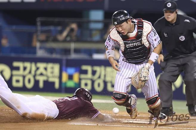 [서울=뉴시스] 프로야구 키움 히어로즈 어준서가 9일 서울 잠실구장에서 열린 2025 신한 쏠뱅크 KBO리그 LG 트윈스와의 경기에서 홈으로 쇄도하고 있다. (사진=키움 히어로즈 제공) 2025.07.09. *재판매 및 DB 금지
