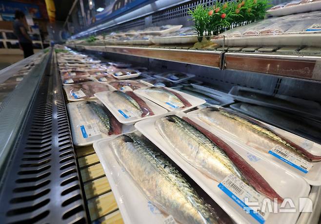 [서울=뉴시스] 이영환 기자 = 서울 서초구 농협유통 하나로마트 양재점에서 고등어가 판매되고 있다. 2025.07.10. 20hwan@newsis.com