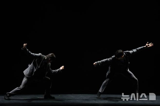 [서울=뉴시스]최상철현대무용단의 '그들의 논쟁' 공연 장면. (사진=KOFICE 제공)