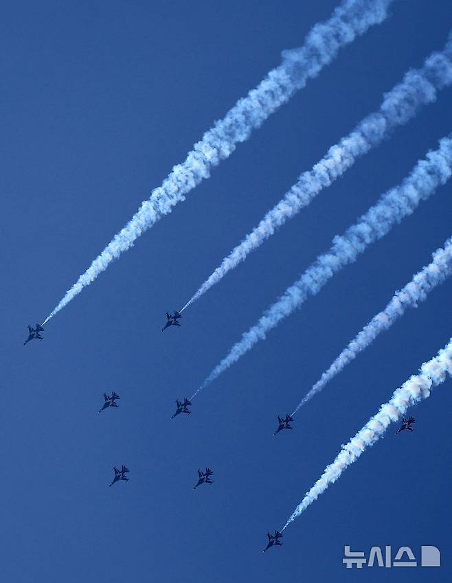[서울=뉴시스] 김선웅 기자 = 공군 특수비행팀 블랙이글스가 10일 서울 용산구 상공에서 방위산업의 날 계기 시민참여행사 에어쇼 연습비행을 하고 있다. 2025.07.10. mangusta@newsis.com
