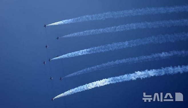 [서울=뉴시스] 김선웅 기자 = 공군 특수비행팀 블랙이글스가 10일 서울 용산구 상공에서 방위산업의 날 계기 시민참여행사 에어쇼 연습비행을 하고 있다. 2025.07.10. mangusta@newsis.com