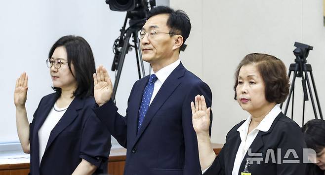 [서울=뉴시스] 고승민 기자 = 이수정 전 교육부장관 정책자문관, 장신호 서울교대 총장, 손효숙 리박스쿨 대표가 10일 서울 여의도 국회에서 리박스쿨 청문회 등을 안건으로 열린 교육위원회 전체회의에서 증인선서를 하고 있다. 2025.07.10. kkssmm99@newsis.com
