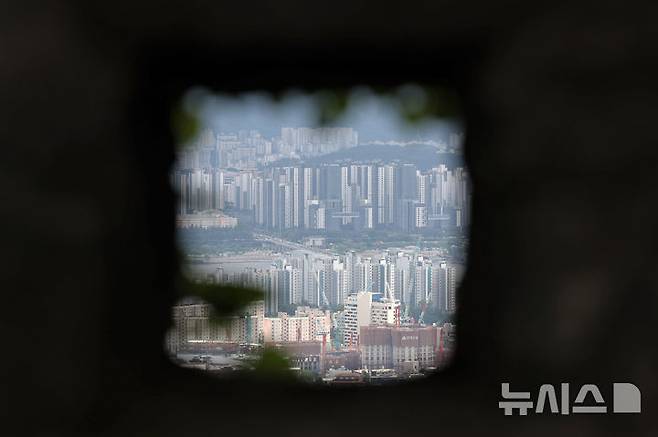 [서울=뉴시스] 조성우 기자 = 스트레스 총부채원리금상환비율(DSR) 3단계가 시행된 1일 오후 서울 남산에서 아파트 단지가 내려다 보이고 있다.이번 3단계 적용에 따라 은행과 제2금융권의 주담대, 신용대출, 기타대출에 1.50%의 가산금리가 부과된다. 2025.07.01. xconfind@newsis.com