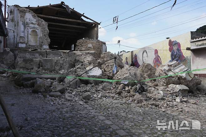 <font style="vertical-align: inherit;"><font style="vertical-align: inherit;">[산타 마리아 데 헤수스=AP/뉴시스] 과테말라에서 규모 5.7의 지진이 발생한 가운데 9일(현지 시간) 산타 마리아 데 헤수스의 가톨릭교회가 무너져 있다. 현지 당국은 지난 8일 오후부터 규모 3.0에서 5.7의 본진과 여진이 150차례 이상 이어지며 최소 4명이 숨졌다고 밝혔다. 2025.07.10.</font></font>