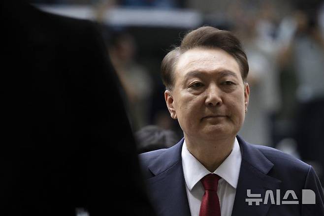 [서울=뉴시스] 사진공동취재단 = 윤석열 전 대통령이 9일 서울 서초구 서울중앙지방법원에서 열린 구속 전 피의자심문(영장실질심사)을 받기 위해 출석하고 있다. 2025.07.09. photo@newsis.com