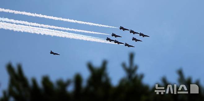 [서울=뉴시스] 김선웅 기자 = 공군 특수비행팀 블랙이글스가 10일 서울 용산구 상공에서 방위산업의 날 계기 시민참여행사 에어쇼 연습비행을 하고 있다. 2025.07.10. mangusta@newsis.com