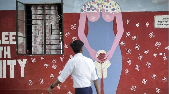 [서울=뉴시스]인도의 한 학교 교장과 교직원이 화장실 벽에서 혈흔이 발견되자 여학생들의 생리 여부를 확인한다며 옷을 벗긴 알몸 상태로 신체검사를 했다는 주장이 제기돼 체포됐다고 BBC가 10일 보도했다. <사진 출처 : 더 힌두> 2025.07.10.