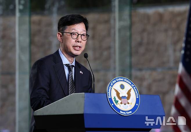 [서울=뉴시스] 사진공동취재단 = 박윤주 외교부 1차관이 2일 오후 서울 용산구 그랜드 하얏트 호텔 그랜드 볼룸에서 열린 미국 독립기념일 행사에서 축사를 하고 있다. 2025.07.02. photo@newsis.com