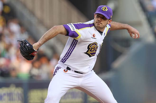 [서울=뉴시스] 프로야구 두산 베어스 잭 로그가 7일 서울 잠실구장에서 열린 2025 신한 쏠뱅크 KBO리그 LG 트윈스와의 경기에 선발 등판해 공을 던지고 있다. (사진=두산 베어스 제공) 2025.05.07. *재판매 및 DB 금지