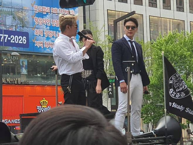2020년 4월 19일, 자유연대가 강남역에서 코로나19가 문재인 전 대통령의 책임이라며 규탄 집회를 여는 모습. 이날 안정권, 배인규, 김상진, 이희범이 모두 참석했다. (출처: 이희범 페이스북)