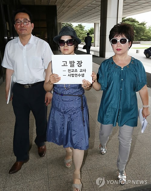공교육학부모살리기국민연합(공학연)이 전교조 교사 등을 고발한다며 고발장을 접수하는 모습. 왼쪽이 이희범 공학연 사무총장.