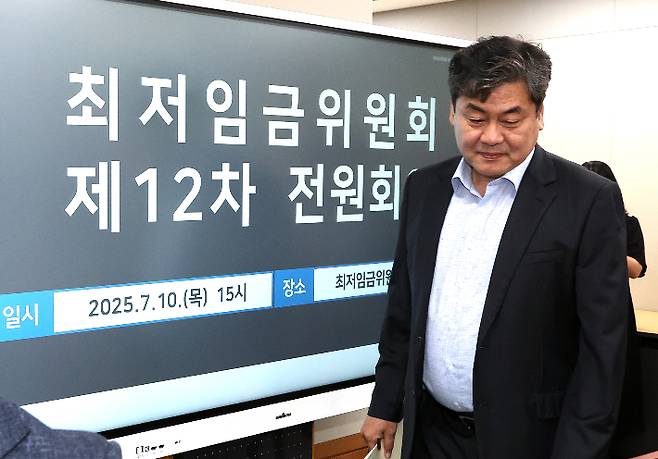 이인재 최저임금위원장이 10일 정부세종청사에서 열린 최저임금위원회 제12차 전원회의에 입장하고 있다. 연합뉴스