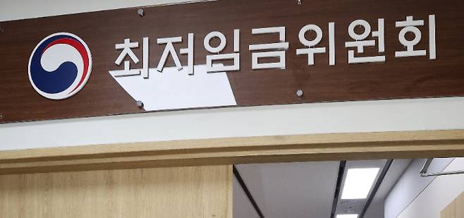 10일 정부세종청사에서 열린 최저임금위원회 제12차 전원회의에서 민주노총 소속 근로자위원들이 최저임금 인상률에 반대하며 회의장을 떠난 뒤 남은 한국노총 근로자위원들이 정회된 회의장을 나오고 있다. 연합뉴스