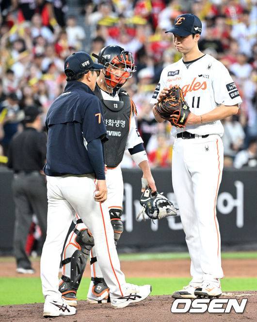 [OSEN=대전, 이대선 기자] 9일 오후 대전 한화생명볼파크에서 2025 신한 SOL Bank KBO리그 한화 이글스와 KIA 타이거즈의 경기가 열렸다.한화는 문동주, KIA는 양현종 선발로 내세웠다.4회초 1사 2루에서 한화 엄상백이 마운드를 내려가고 있다. 2025.07.08 /sunday@osen.co.kr