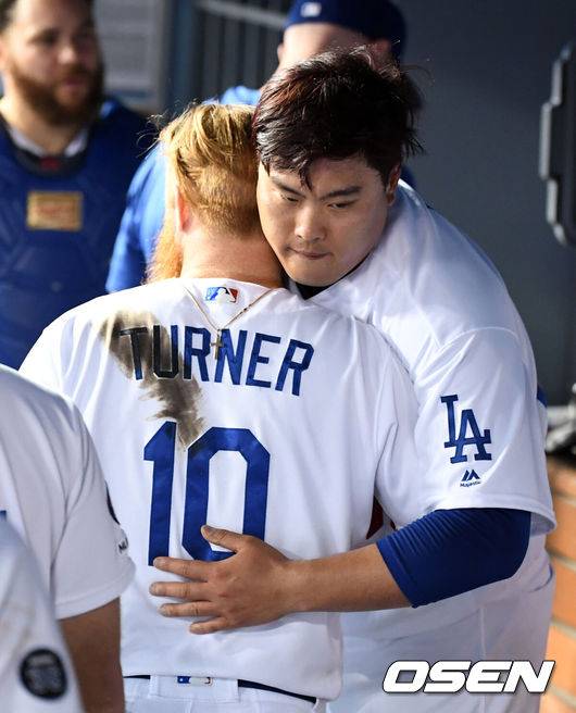 [OSEN=로스앤젤레스(미 캘리포니아주), 지형준 기자] 7회초 세 타자를 모두 삼진으로 처리하며 경기를 마친 LA 다저스 류현진이 저스틴 터너와 포옹하고 있다. 2019.07.20 /jpnews@osen.co.kr