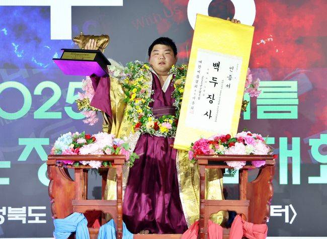 용인특례시청 김동현이 4번째 황소 트로피를 들어 올렸다. / 대한씨름협회