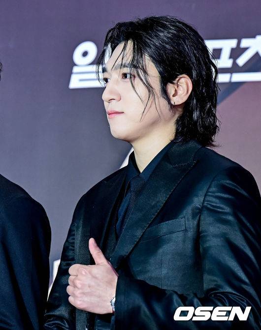 [OSEN=지형준 기자] 17일 오후 인천 중구 운서동 인스파이어 아레나에서 '제1회 코리아 그랜드 뮤직 어워즈(2024 KGMA)'가 열렸다.'2024 KGMA'는 새로운 K팝 축제를 표방하는 시상식으로 배우 남지현과 뉴진스 하니, 에스파 윈터가 MC로 호흡을 맞춘다.가수 데이식스 성진이 포즈를 취하고 있다. 2024.11.17 / jpnews@osen.co.kr