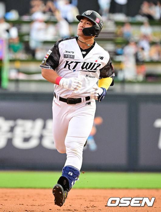 [OSEN=수원, 조은정 기자]12일 오후 수원 KT위즈파크에서 ‘2025 신한 SOL Bank KBO리그’ KT 위즈와 롯데 자이언츠의 경기가 열렸다.이날 홈팀 KT의 선발투수는 소형준, 방문팀 롯데는 김진욱이 나선다.2회말 2사 1,3루 KT 안현민이 중월 3점 홈런을 날린 뒤 베이스를 돌고 있다. 1회 투런포에 이어 연타석 홈런. 2025.06.12