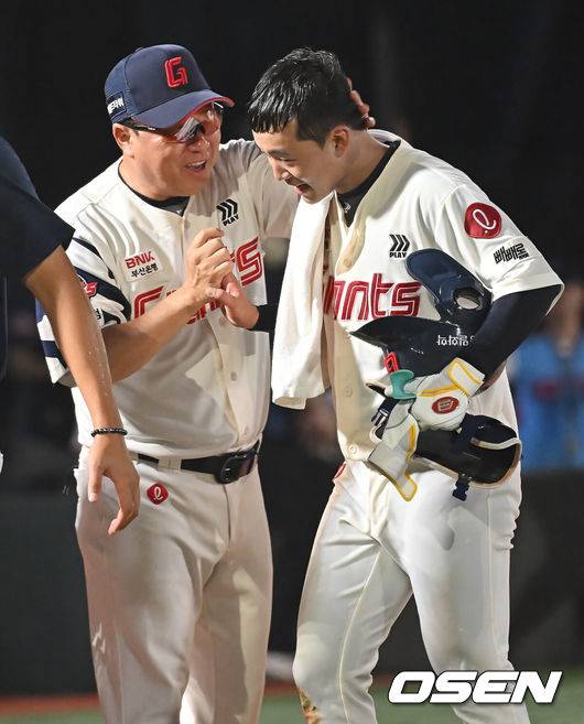 [OSEN=부산, 이석우 기자] 9일 부산 사직야구장에서 2025 신한 SOL 뱅크 KBO 리그 롯데 자이언츠와 두산 베어스의 경기가 열렸다. 홈팀 롯데는 이민석이, 방문팀 두산은 곽빈이 선발 출전했다.롯데 자이언츠 이호준이 연장 11회말 1사 1,2루 우익수 른쪽 끝내기 2루타를 치고 김태형 감독의 축하를 받고 있다. 2025.07.09 / foto0307@osen.co.kr