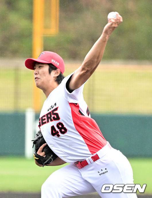 [OSEN=오키나와(일본), 조은정 기자]4일 일본 오키나와현 킨 구장에서 KIA 타이거즈의 KT 위즈의 스프링캠프 연습 경기가 열렸다.1회초 KIA 이의리가 힘차게 공을 던지고 있다. 2024.03.04 /cej@osen.co.kr