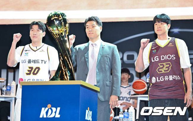 [OSEN=민경훈 기자] 15일 오후 서울 한남동 블루스퀘어 마스터카드홀에서 제 '2024~2025&nbsp;KCC’ 프로농구’&nbsp;미디어데이가 열렸다. 한편 2024-2025 KCC&nbsp;프로농구는10월&nbsp;19일(토)&nbsp;부산&nbsp;KCC와 수원&nbsp;KT의개막전(부산사직체육관)을 시작으로 막을 올린다.LG 조상현 감독과 전성현 두경민이 트로피 앞에서 포즈를 취하고 있다. 2024.10.15 / rumi@osen.co.kr