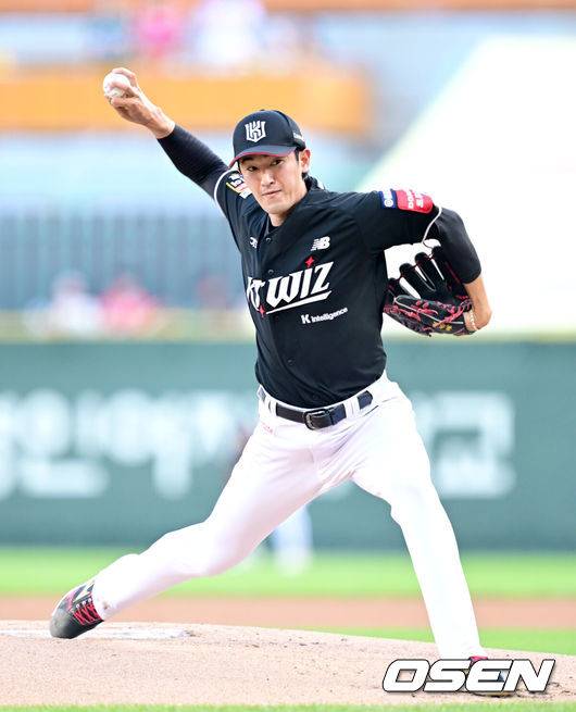 [OSEN=인천, 최규한 기자] 10일 인천 SSG랜더스필드에서 ‘2025 신한 SOL Bank KBO리그’ SSG 랜더스와 KT 위즈의 경기가 열렸다.홈팀 SSG는 드류 앤더슨, 방문팀 KT는 고영표를 선발로 내세웠다.1회말 KT 선발 고영표가 힘차게 공을 뿌리고 있다. 2025.07.10 / dreamer@osen.co.kr