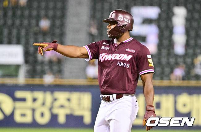 [OSEN=잠실, 박준형 기자] 10일 오후 서울 잠실구장에서 ‘2025 신한 SOL BANK KBO리그’ LG 트윈스와 키움 히어로즈의 경기가 진행됐다. 이날 경기에서 LG는 송승기를, 키움은 알칸타라를 선발투수로 내세웠다.9회초 2사 1,2루 재역전 1타점 적시타 날린 키움 스톤이 1루 주자 최주환이 아웃되자 득점 인정을 확신하며 손짓하고 있다. 2025.07.10 /  soul1014@osen.co.kr