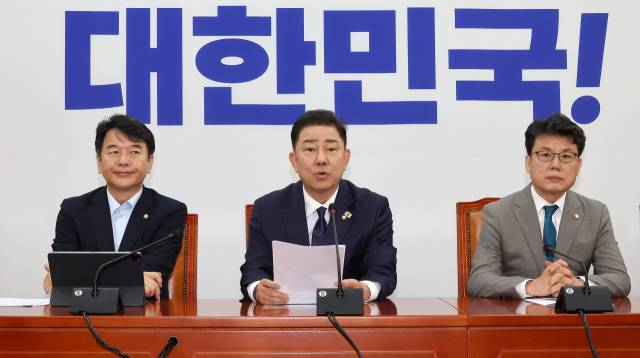 ▲더불어민주당 김병기 당 대표 직무대행 겸 원내대표(가운데)가 10일 국회에서 열린 정책조정회의에서 발언하고 있다. ⓒ연합뉴스