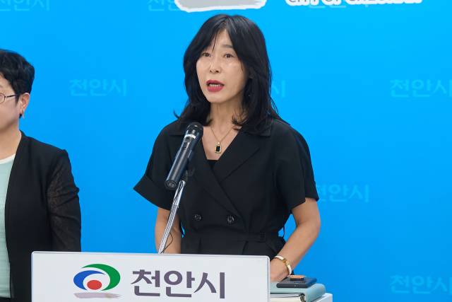 ▲윤은미 복지정책국장이 취약계층 보호 종합대책을 설명하고 있다 ⓒ천안시