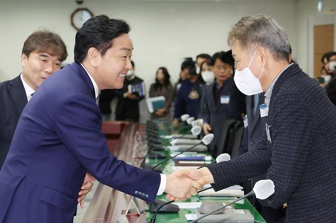 김관영(왼쪽) 전북도지사가 2023년 3월 완주군청 연두순방에서 주요 간부들과 악수로 인사를 나누고 있다. 김 지사의 당시 방문은 취임 이후 처음이자 마지막이 됐다. 전북도 제공