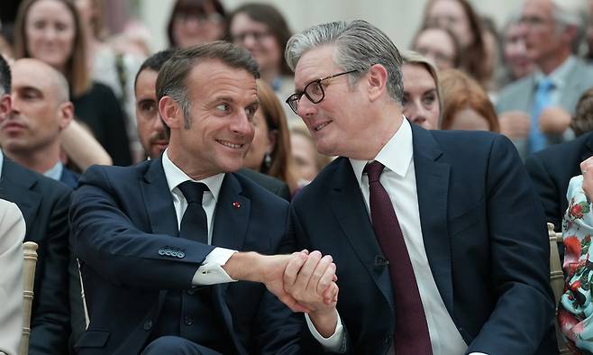 에마뉘엘 마크롱 프랑스 대통령(왼쪽)과 키어 스타머 영국 총리가 9일(현지시간) 런던 대영박물관에서 열린 행사에 참석하고 있다. EPA연합뉴스