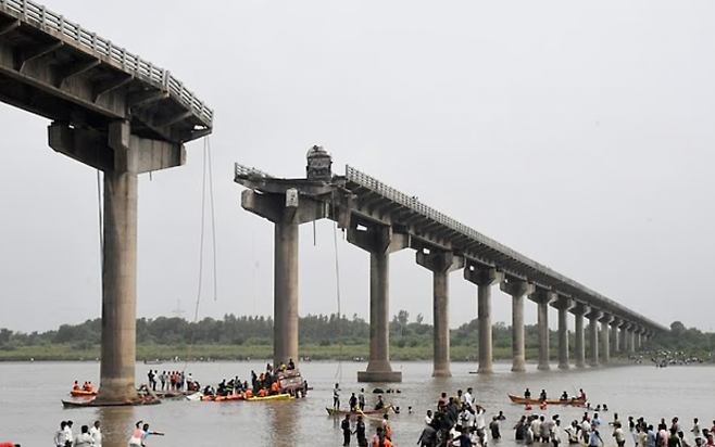 9일(현지시간) 오전 7시 30분쯤 인도 구자라트주 아난드와 바도다라를 연결하는 감비라 다리 중 상판 일부가 붕괴하면서 사상자가 속출했다. 로이터 연합뉴스