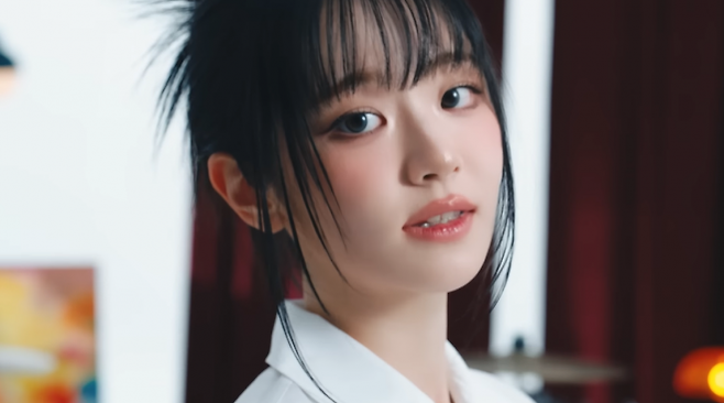 그룹 QWER이 현대면세점 새 모델로 발탁됐다. 사진은 현대면세점과 QWER이 함께하는 ‘여행자특별법’ 캠페인 홍보 영상 한 장면 속 QWER 리더 쵸단. 현대면세점 공식 유튜브 캡처