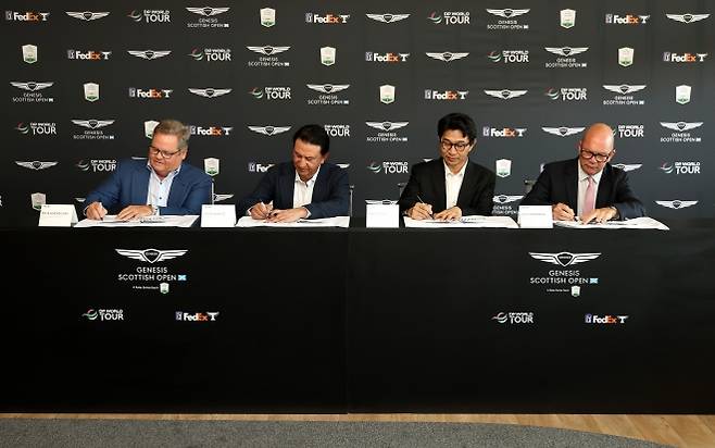 호세 무뇨스(왼쪽 두 번째) 현대자동차 시장이 9일(현지시간) 영국 스코틀랜드 노스베릭 르네상스 클럽에서 릭 앤더슨(왼쪽) PGA 투어 책임자 등과 함께 제네시스의 ‘스코티시 오픈’ 후원을 연장하는 내용의 서류에 서명하고 있다. 현대차그룹 제공