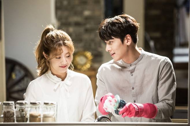 SBS 드라마 ‘수상한 파트너’의 한 장면으로, 배우 지창욱(오른쪽)과 남지현이 함께 설거지하는 모습. 출처=SBS