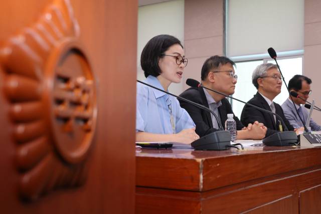 김예원 장애인권법센터 대표가 9일 오후 서울 여의도 국회 법제사법위원회 회의실에서 열린 검찰개혁 법안 관련 공청회에서 진술을 하고 있다. 왼쪽부터 김 대표, 김필성 변호사, 김종민 변호사, 황문규 교수. 뉴스1