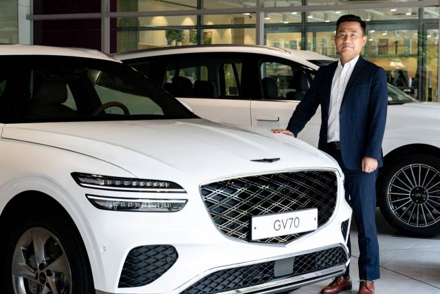 22번째 현대차 '판매거장'에 선정된 신동식(사진) 세종청사지점 영업부장이 제네시스 GV70 차량 옆에서 기념 촬영을 하고 있다. 사진 제공=현대차
