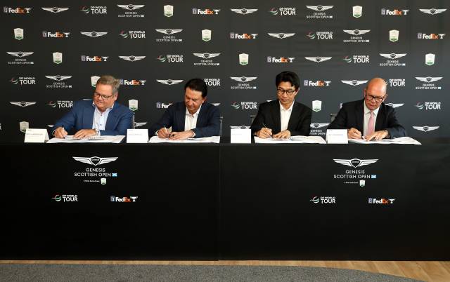 릭 앤더슨(왼쪽부터) PGA 투어 최고 커머셜 책임자와 호세 무뇨스 현대차 대표이사 사장, 송민규 제네시스사업본부장 부사장, 가이 키닝스 DP월드 투어 최고경영자가 제네시스 스코티시 오픈 타이틀 스폰서십 연장 계약서에 사인하고 있다. 사진 제공=제네시스
