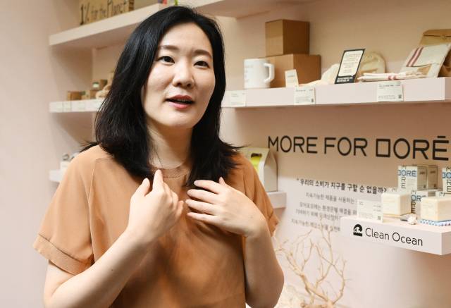 이지은 임팩토리얼 대표가 서울 성동구 성수동의 ‘모레상점’에서 판매 중인 친환경 제품을 소개하고 있다. 오승현 기자