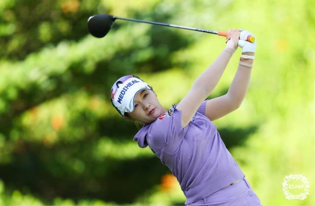 1라운드 10번 홀 티샷하는 박현경. 사진 제공=KLPGA