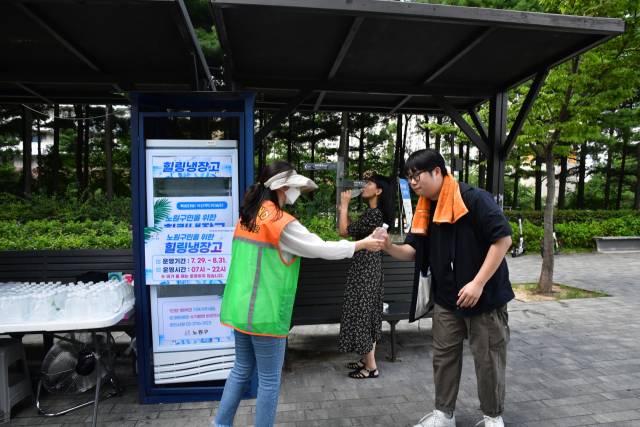 서울 노원구의 ‘힐링냉장고’는 2020년 노원구가 첫선을 보인 대표적인 폭염 대비 사업이다. 사진은 지난해 모습. 사진제공=노원구