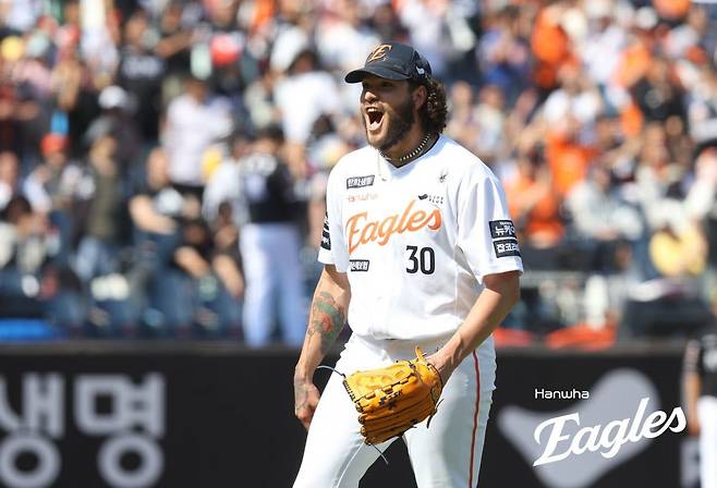 2025시즌 한화의 최고 히트작인 코디 폰세는 11승무패 평균자책점(ERA) 1.95의 성적으로 전반기를 마감했다. 폰세 영입의 물꼬를 튼 해외 스카우트 담당 전주욱 전략팀 프로가 영입 뒷얘기를 전했다. 외국인투수인데도  ‘팀 퍼스트’를 강조하는 폰세의 프로 정신이 영입 과정에서 큰 주목을 받았다. 사진제공｜한화 이글스