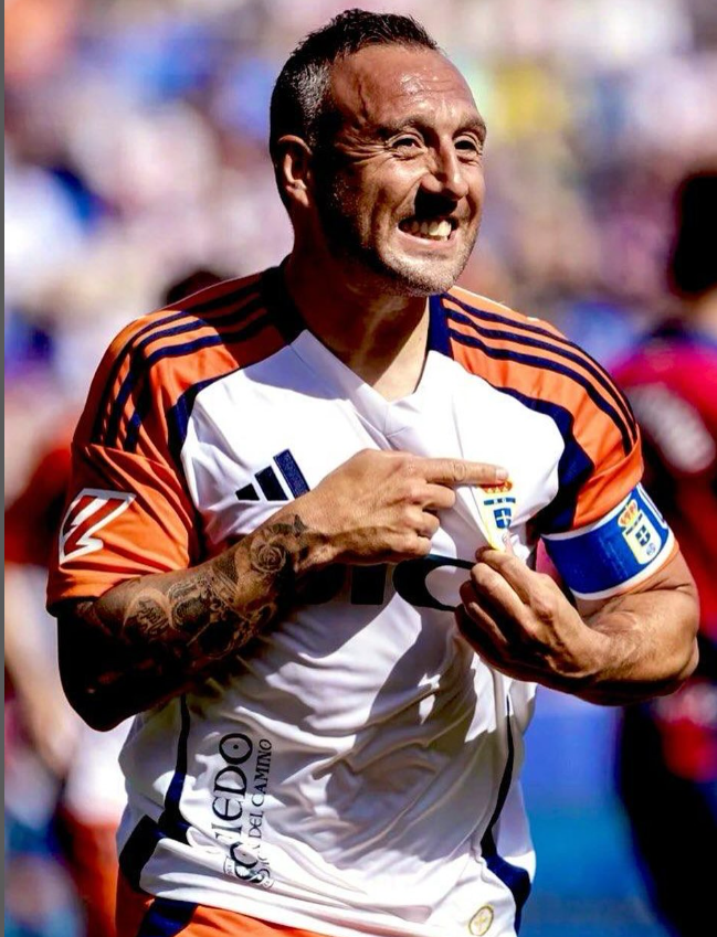 산티 카솔라가 최근 소속팀 레알 오비에도에 현역 연장을 선언했다. 2023~2024시즌 20년만에 고향 팀에 돌아온 그는 적지 않은 나이에도 2024~2025시즌 레알 오비에도의 라리가 승격을 이끄는 등 건재를 알렸다. 사진출처│산티 카솔라 인스타그램