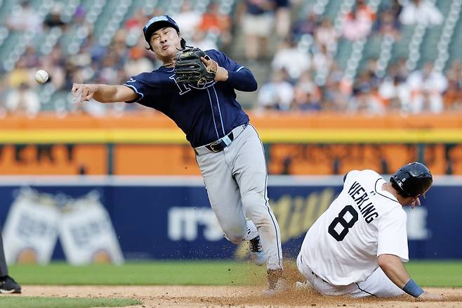 탬파베이 김하성(왼쪽)이 10일(한국시간) 미국 미시간주 디트로이트 코메리카파크에서 열린 ‘2025 메이저리그(MLB)’ 디트로이트전에서 상대 슬라이딩을 피해 1루 송구를 시도하고 있다. 김하성은 4타수 2안타 1타점 1득점을 기록하며 팀의 7-4 승리를 도왔다. 디트로이트(미 미시간주) ｜ AP뉴시스